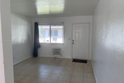 Снять в аренду виллу или дом в Норт-Майами, Флорида 1 спальня, 37.16м2, № 1955852 - фото 9