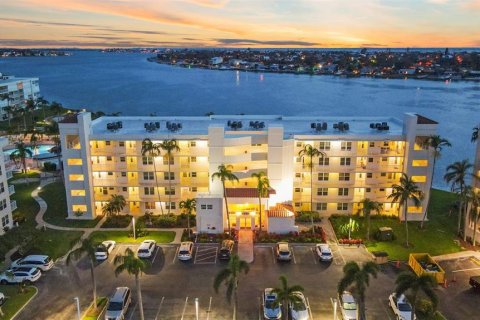 Condo in Saint Petersburg, Florida, 2 bedrooms  № 1816744 - photo 1