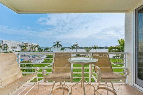 Condo in Saint Petersburg, Florida, 2 bedrooms  № 1816744 - photo 6
