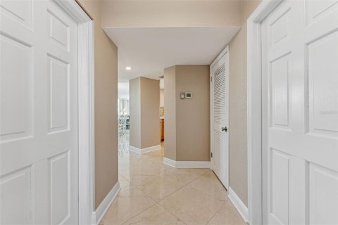 Condo in Saint Petersburg, Florida, 2 bedrooms  № 1816744 - photo 23