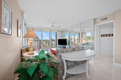 Condo in Saint Petersburg, Florida, 2 bedrooms  № 1816744 - photo 14