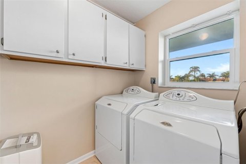 Condo in Saint Petersburg, Florida, 2 bedrooms  № 1816744 - photo 24