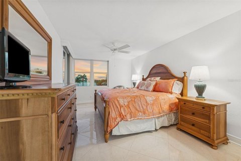 Condo in Saint Petersburg, Florida, 2 bedrooms  № 1816744 - photo 18