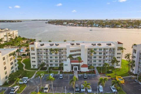 Condo in Saint Petersburg, Florida, 2 bedrooms  № 1816744 - photo 3