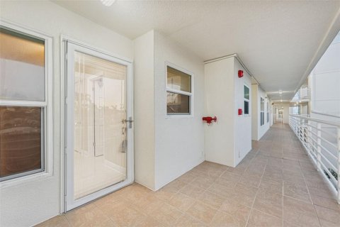Condo in Saint Petersburg, Florida, 2 bedrooms  № 1816744 - photo 11