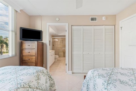 Condo in Saint Petersburg, Florida, 2 bedrooms  № 1816744 - photo 27