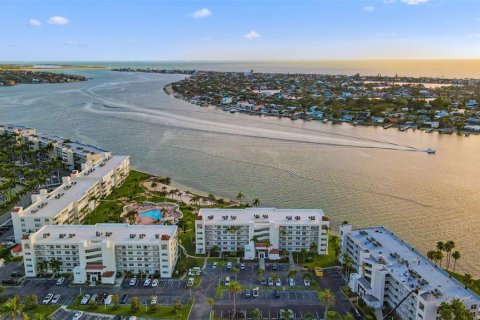 Condo in Saint Petersburg, Florida, 2 bedrooms  № 1816744 - photo 2