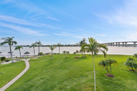 Condo in Saint Petersburg, Florida, 2 bedrooms  № 1816744 - photo 10