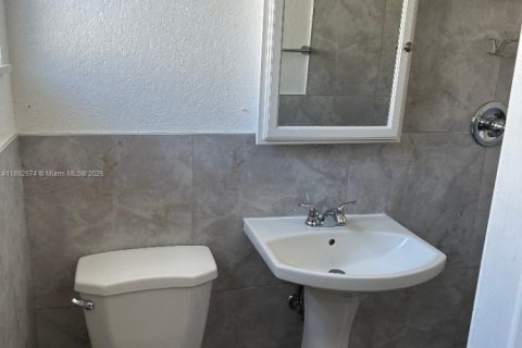 Villa ou maison à louer à Miami, Floride: 2 chambres, 152.17 m2 № 1945202 - photo 9