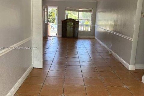 Villa ou maison à louer à Miami, Floride: 2 chambres, 152.17 m2 № 1945202 - photo 2