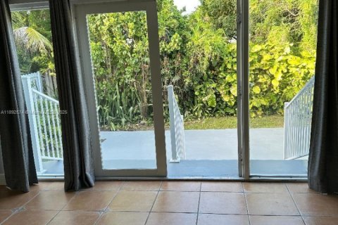 Villa ou maison à louer à Miami, Floride: 2 chambres, 152.17 m2 № 1945202 - photo 7