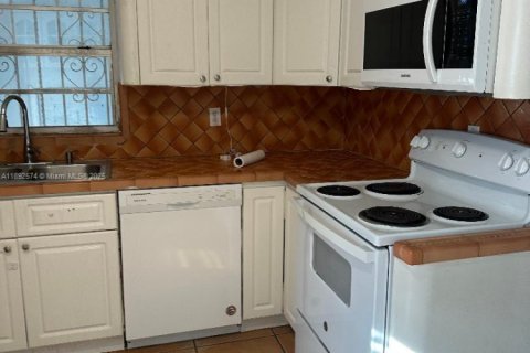 Villa ou maison à louer à Miami, Floride: 2 chambres, 152.17 m2 № 1945202 - photo 15