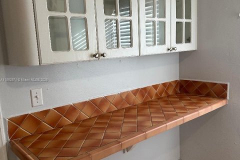 Villa ou maison à louer à Miami, Floride: 2 chambres, 152.17 m2 № 1945202 - photo 14