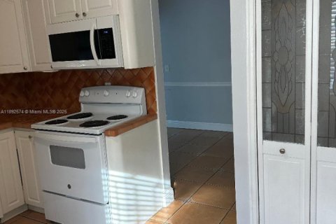Villa ou maison à louer à Miami, Floride: 2 chambres, 152.17 m2 № 1945202 - photo 12