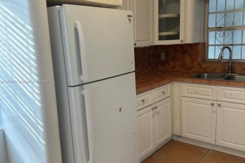 Villa ou maison à louer à Miami, Floride: 2 chambres, 152.17 m2 № 1945202 - photo 16