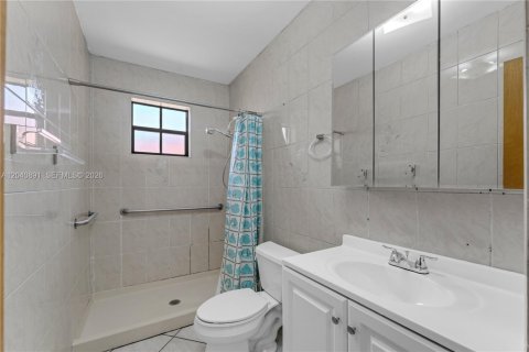 House in Miami, Florida 4 bedrooms, 221.85 sq.m. № 2247694 - photo 21