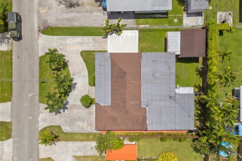 House in Miami, Florida 4 bedrooms, 221.85 sq.m. № 2247694 - photo 30