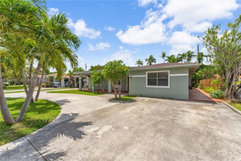 House in Miami, Florida 4 bedrooms, 221.85 sq.m. № 2247694 - photo 3
