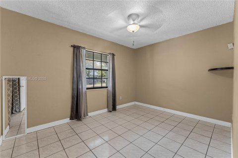 House in Miami, Florida 4 bedrooms, 221.85 sq.m. № 2247694 - photo 18