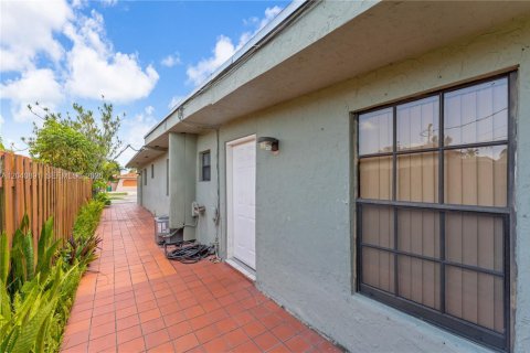 House in Miami, Florida 4 bedrooms, 221.85 sq.m. № 2247694 - photo 28