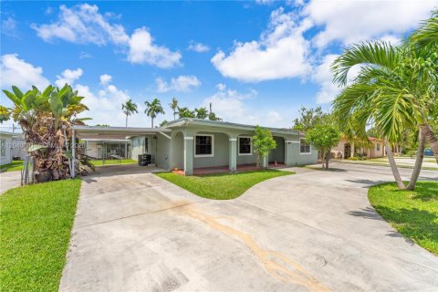 House in Miami, Florida 4 bedrooms, 221.85 sq.m. № 2247694 - photo 2