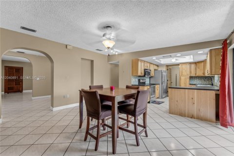 House in Miami, Florida 4 bedrooms, 221.85 sq.m. № 2247694 - photo 9