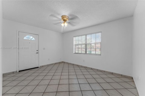 House in Miami, Florida 4 bedrooms, 221.85 sq.m. № 2247694 - photo 24