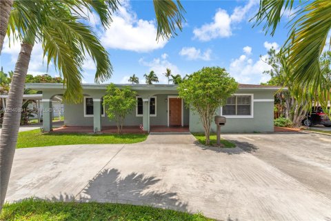 House in Miami, Florida 4 bedrooms, 221.85 sq.m. № 2247694