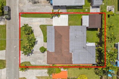 House in Miami, Florida 4 bedrooms, 221.85 sq.m. № 2247694 - photo 29