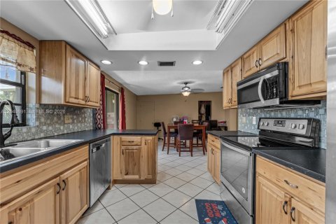 House in Miami, Florida 4 bedrooms, 221.85 sq.m. № 2247694 - photo 12