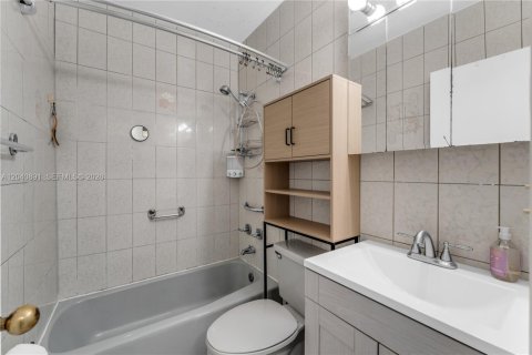 House in Miami, Florida 4 bedrooms, 221.85 sq.m. № 2247694 - photo 17