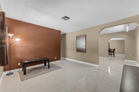 House in Miami, Florida 4 bedrooms, 221.85 sq.m. № 2247694 - photo 4