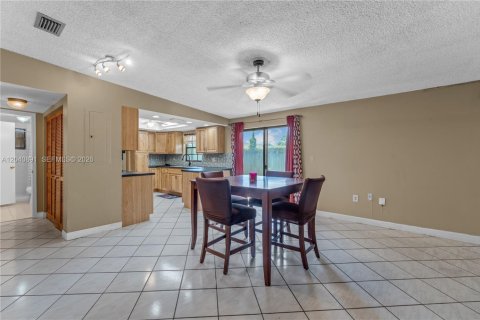 House in Miami, Florida 4 bedrooms, 221.85 sq.m. № 2247694 - photo 8
