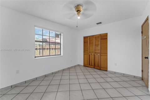 House in Miami, Florida 4 bedrooms, 221.85 sq.m. № 2247694 - photo 23