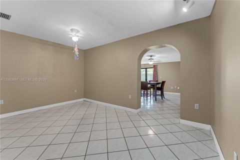 House in Miami, Florida 4 bedrooms, 221.85 sq.m. № 2247694 - photo 6