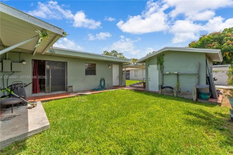 House in Miami, Florida 4 bedrooms, 221.85 sq.m. № 2247694 - photo 26