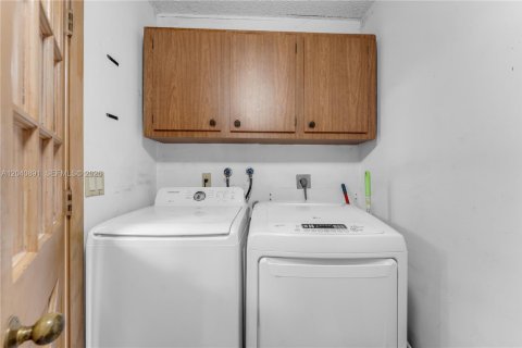 House in Miami, Florida 4 bedrooms, 221.85 sq.m. № 2247694 - photo 13
