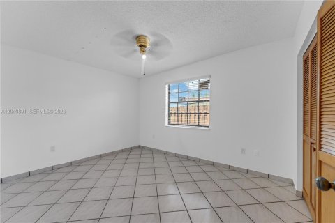 House in Miami, Florida 4 bedrooms, 221.85 sq.m. № 2247694 - photo 22