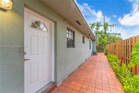 House in Miami, Florida 4 bedrooms, 221.85 sq.m. № 2247694 - photo 27