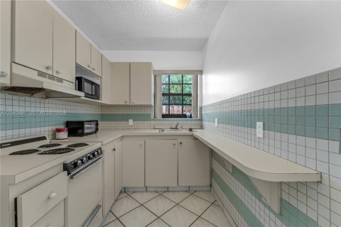 House in Miami, Florida 4 bedrooms, 221.85 sq.m. № 2247694 - photo 20