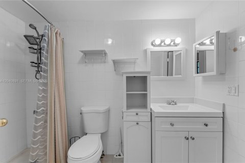 House in Miami, Florida 4 bedrooms, 221.85 sq.m. № 2247694 - photo 15