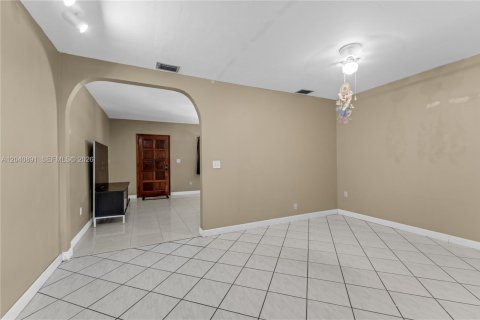 House in Miami, Florida 4 bedrooms, 221.85 sq.m. № 2247694 - photo 7