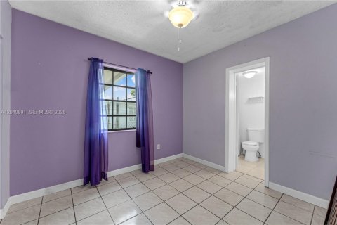 House in Miami, Florida 4 bedrooms, 221.85 sq.m. № 2247694 - photo 16