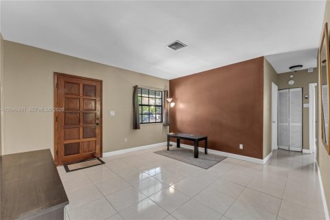House in Miami, Florida 4 bedrooms, 221.85 sq.m. № 2247694 - photo 5