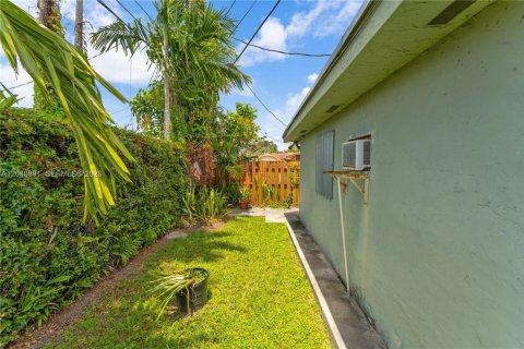 House in Miami, Florida 4 bedrooms, 221.85 sq.m. № 2247694 - photo 25