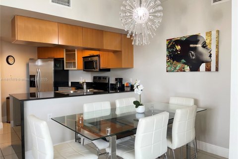 Condominio en Miami, Florida, 2 dormitorios  № 1936611
