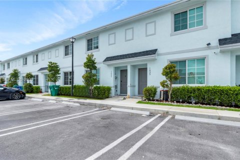 House in Florida City, Florida 3 bedrooms, 132.39 sq.m. № 2080597