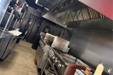 Commercial property in Pembroke Pines, Florida № 2045640