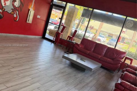 Commercial property in Pembroke Pines, Florida № 2045640 - photo 2