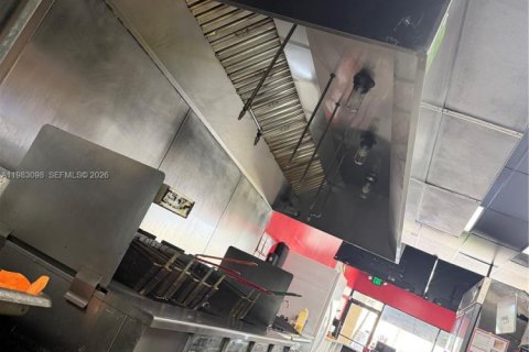 Commercial property in Pembroke Pines, Florida № 2045640 - photo 9